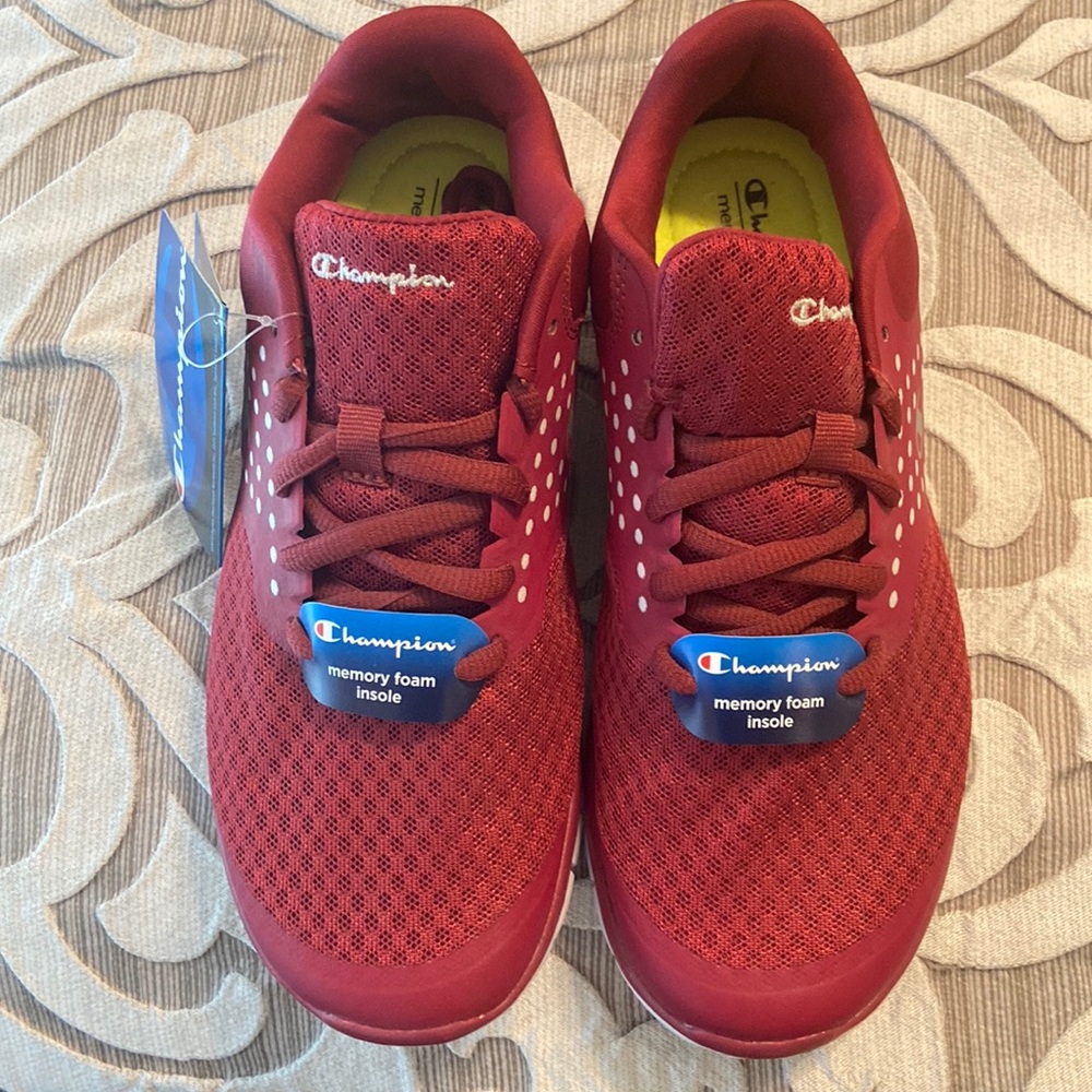 ⭐️ CLOSET CLEAR OUT ITEM 🚨! Champion tennis shoe!